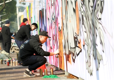 江南城區(qū)臨沅路上，涂鴉愛(ài)好者正在進(jìn)行街頭涂鴉藝術(shù)創(chuàng)作