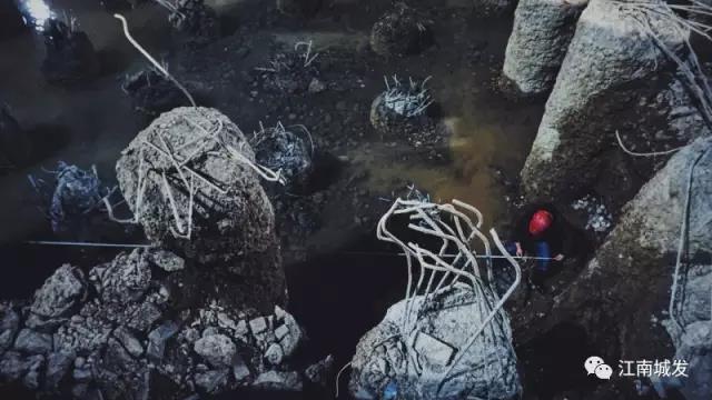 為了第二天清早不影響泥工砌筑磚胎模，夜間進(jìn)行電梯井放線作業(yè)