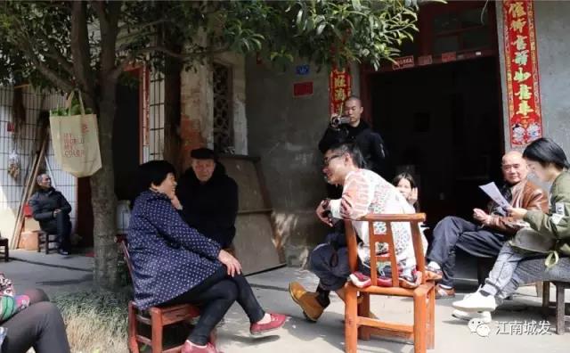 △ 趙明——“這次創(chuàng)作強調(diào)在地性、紀念性與參與性。我們針對問卷，以外來人的身份，來介入、想象生活在此地的居民，他們發(fā)生的故事和曾經(jīng)的生活狀態(tài)?！? data-=
