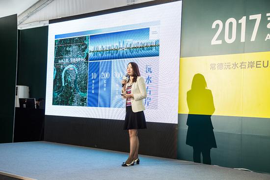 常德市江南城市發(fā)展有限公司董事副總經(jīng)理谷穗則為現(xiàn)場觀眾介紹了這個投資超過200億元、面積300萬平方、持續(xù)建設(shè)8到10年的沅水右岸如何建構(gòu)城市·人·生活三者之間的關(guān)系