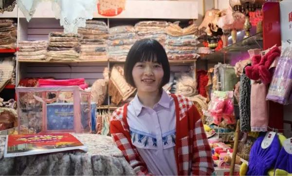 “就算現(xiàn)在橋南市場的經(jīng)濟(jì)一直在后退，可我覺得它是永遠(yuǎn)不會(huì)倒閉的?！保v